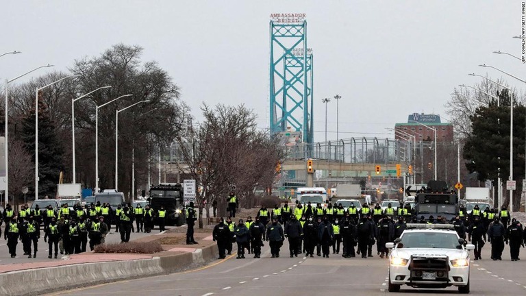 アンバサダーブリッジ周辺で警備にあたる警官ら/JEFF KOWALSKY/AFP/Getty Images