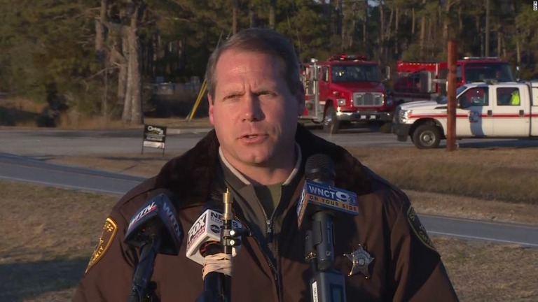 記者団に小型機墜落について伝える米ノースカロライナ州カータレット郡の地元保安官/WITN
