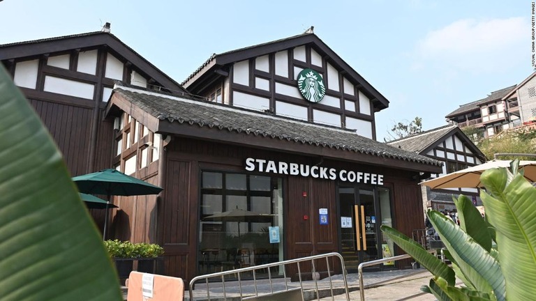 中国・重慶にあるスターバックスの店舗/Visual China Group/Getty Images