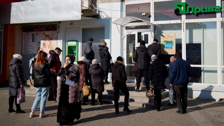サイバー攻撃を受けたウクライナの銀行の外で待つ人々/Pierre Crom/Getty Images 
