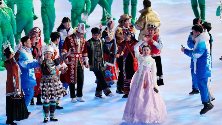 北京五輪開会式で女性（手前右）が着用した衣装に対し、韓国から不満の声が上がった/Lim Hwa-young/Yonhap/AP