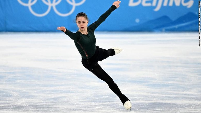 練習で滑るロシア・オリンピック委員会（ＲＯＣ）のカミラ・ワリエワ選手＝１１日/ANNE-CHRISTINE POUJOULAT/AFP/GETTY IMAGES