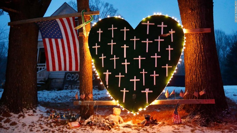 サンディフック小学校で発生した銃乱射事件の犠牲者を追悼する記念碑/Robert F. Bukaty/AP/FILE