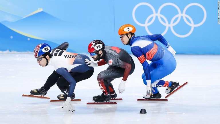 ショートトラックの１５００メートル決勝で他の選手と争う韓国の黄大憲選手（左）/Yang Lei/Xinhua/Getty Images