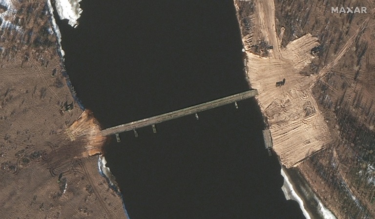ウクライナと接するベラルーシの国境近くの主要河川で架橋工事が行われた/Satellite image ©2022 Maxar Technologies