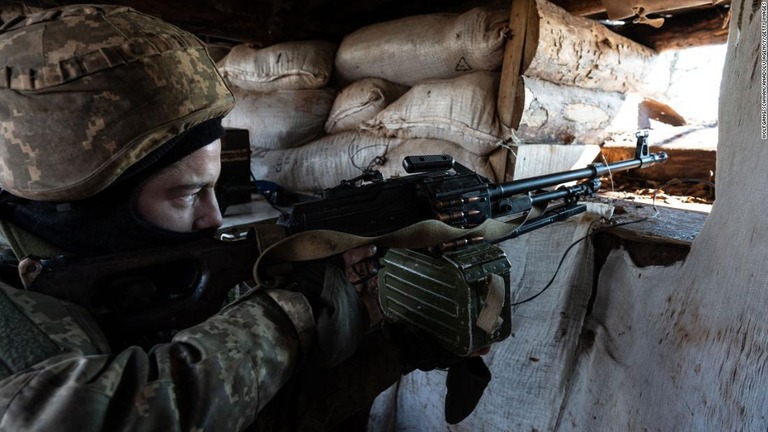 ウクライナ東部スビトロダルスク郊外の前線に配備された同国軍の要員/Wolfgang Schwan/Anadolu Agency/Getty Images