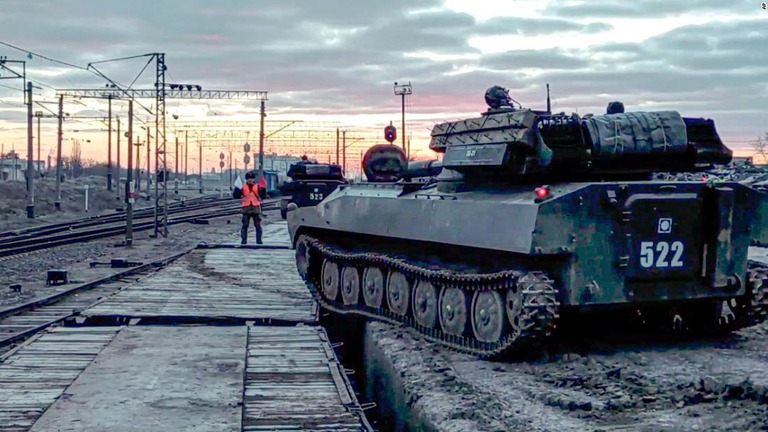 軍事演習を終えたロシア軍の装甲車両＝１５日、ロシア南部/AP