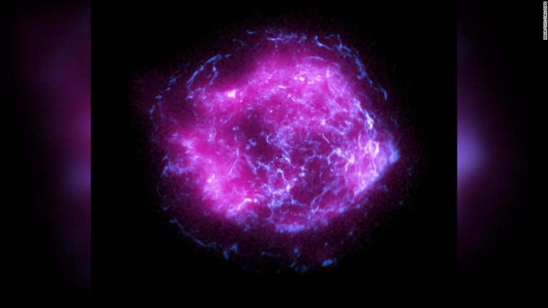 超新星残骸「カシオペア座Ａ」の画像。今回打ち上げたＩＸＰＥが観測したＸ線データは紫色、以前チャンドラＸ線観測衛星が観測した高エネルギーＸ線は青色で重ねて示されている/NASA/CXC/SAO/IXPE