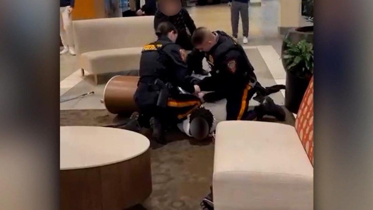 １０代同士のけんかを止めた警官が黒人の少年にだけ手錠をかけたとして批判を浴びた