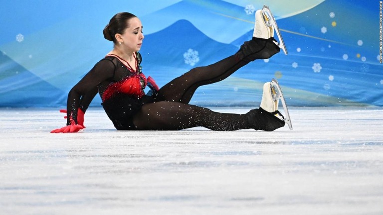 ワリエワ選手は女子フリーの演技で複数回転倒した/Anne-Christine Poujoulat/AFP/Getty Images