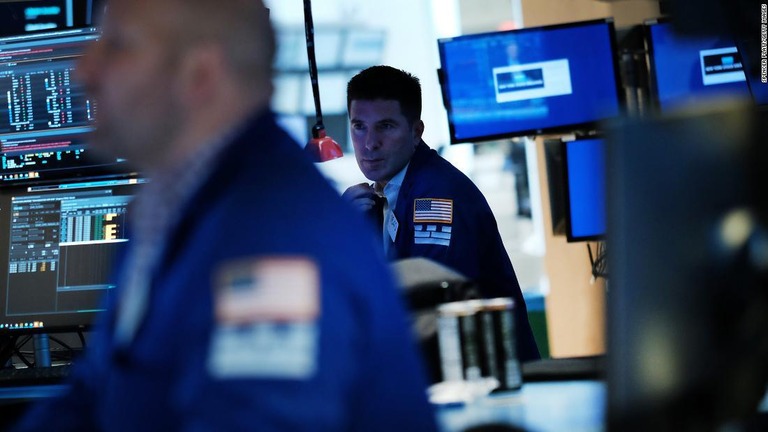 米ニューヨーク証券取引所のトレーダーら＝１６日米ニューヨーク市/Spencer Platt/Getty Images 