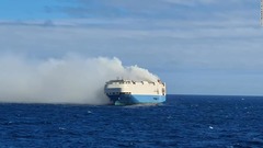 高級車輸送の貨物船で火災　乗員全員が避難、大西洋を漂流