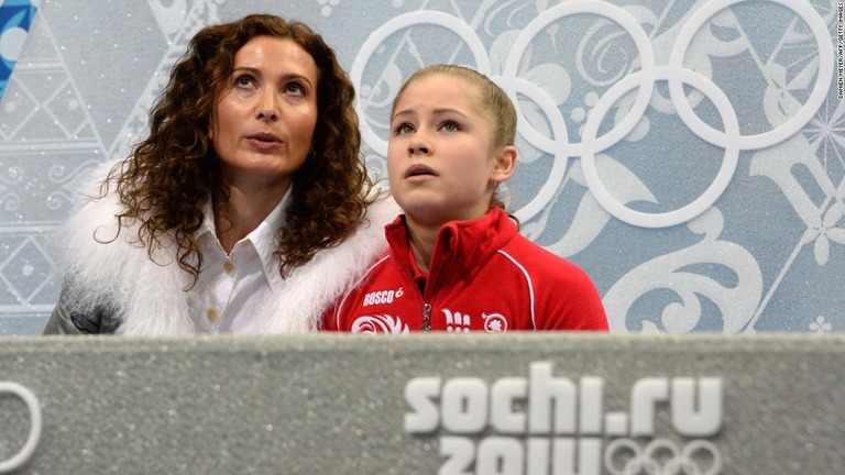 １４年のソチ五輪に出場したユリア・リプニツカヤ選手（右）とトゥトベリーゼ氏/Damien Meyer/AFP/Getty Images