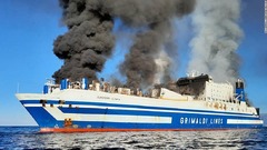 ギリシャの島沖合でフェリー炎上、乗客１１人が行方不明に