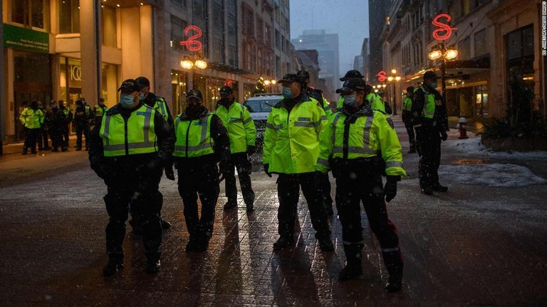 カナダ首都オタワで警官がデモ参加者の排除に踏み切り逮捕者が出た/Ed Jones/AFP/Getty Images