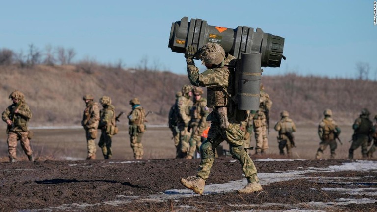 ドネツク州での演習で対戦車兵器を運ぶウクライナ軍の要員/Vadim Ghirda/AP