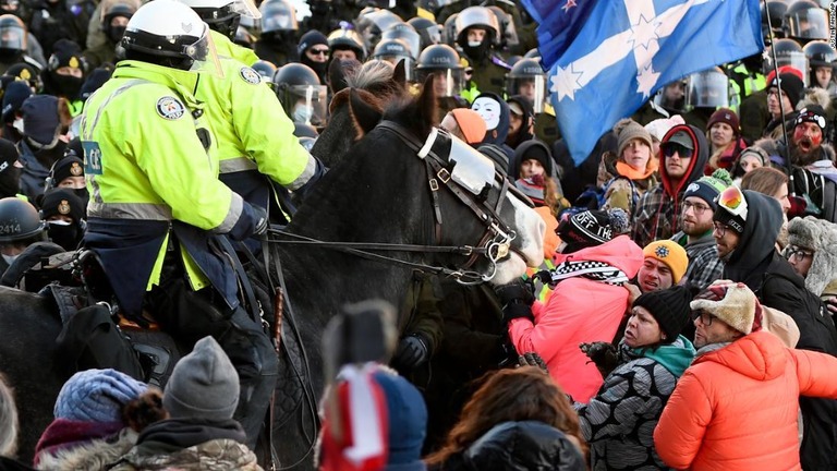 デモ参加者を解散させようとする騎馬警官/Justin Tang/AP