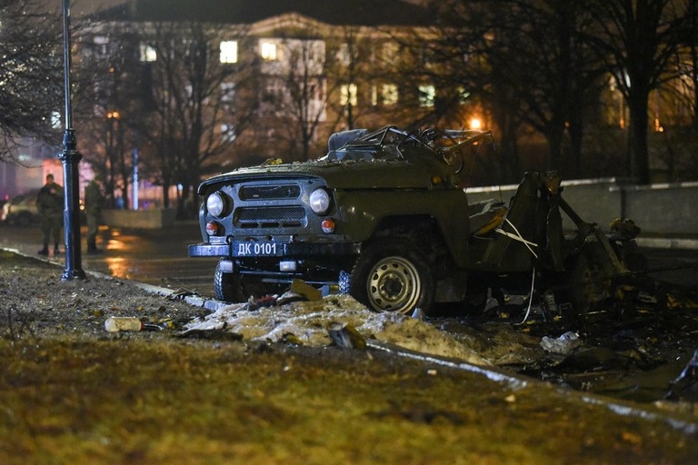 ドネツク政府庁舎外の駐車場で撮影された軍用車の残骸の画像/Nikolai Trishin/TASS/Getty Images