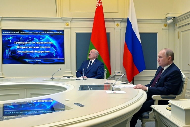 ビデオ通信を通じて軍事訓練の様子を見守るロシアのプーチン大統領（右）とベラルーシのルカシェンコ大統領＝１９日、ロシア首都モスクワ/Alexei Nikolsky/Sputnik/Kremlin Pool/AP