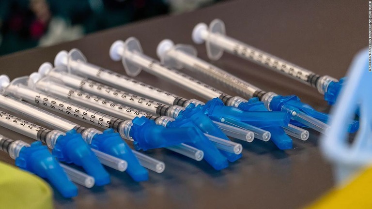 米当局は新型コロナウイルスワクチンの４回目接種について慎重に検討を進めている/Bloomberg/Bloomberg/Bloomberg via Getty Images