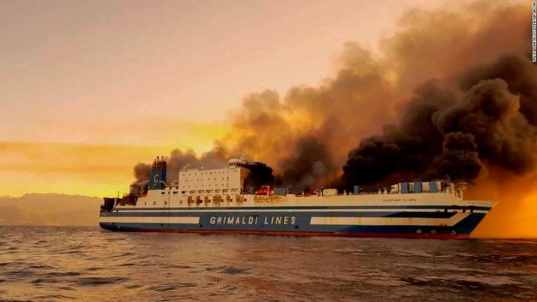 イオニア海で火災が発生したフェリー＝１８日/Lazos Mantikos/debater.gr/AP