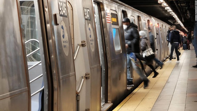 ニューヨークの地下鉄など公共交通機関で相次ぐ犯罪は、全米の注目を集めていた/Spencer Platt/Getty Images