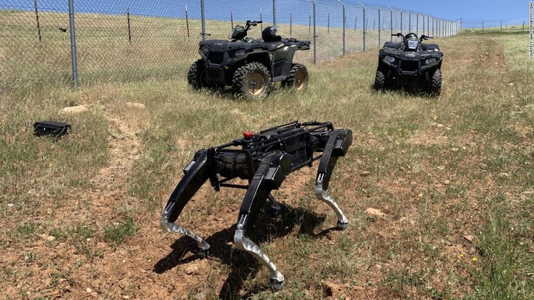 全地形対応車とともに米南西部で運用されている「ロボット犬」/Courtesy Ghost Robotics/DHS