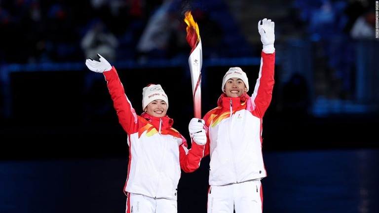 聖火の点火式で登場した２人の選手＝４日/Lintao Zhang/Getty Images