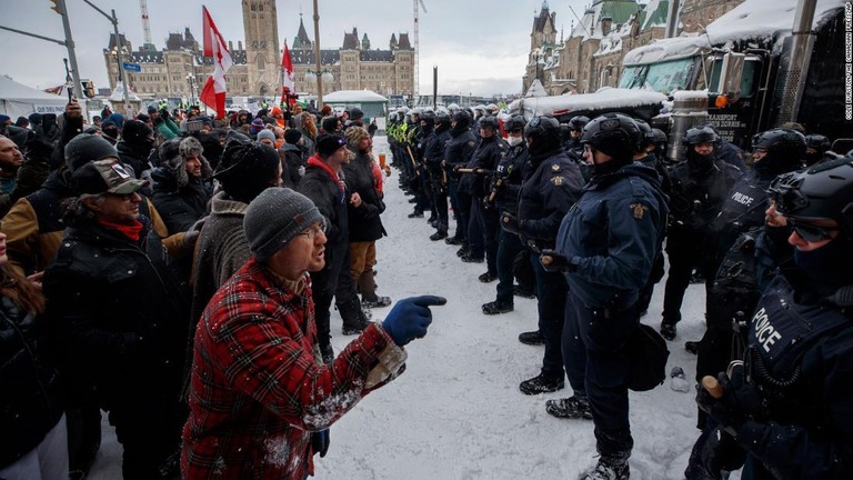 警察はオタワのパーラメントヒル付近でデモ参加者の排除に動き出した＝１９日/Cole Burston/The Canadian Press/AP
