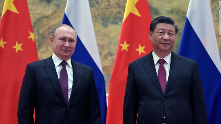 中国の習近平国家主席（右）とロシアのプーチン大統領＝２０２２年２月４日、中国・北京/Alexei Druzhinin/Sputnik/AFP/Getty Images