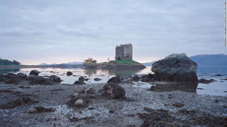 ２：１５世紀に建てられたスコットランドの要塞、ストーカー城の眺め/Frédéric Chaubin/Courtesy of TASCHEN