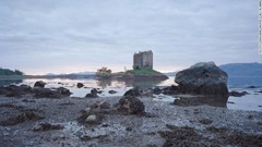 ２：１５世紀に建てられたスコットランドの要塞、ストーカー城の眺め