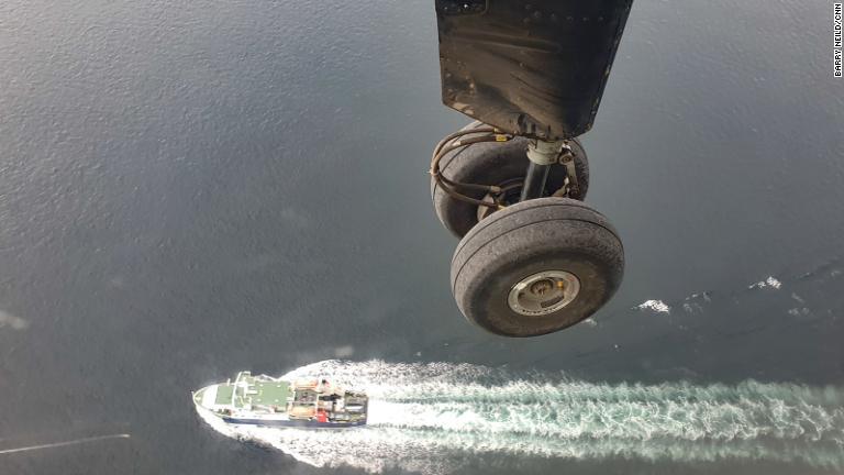 パパ・ウェストレー島にはボートサービスもあるが、輸送スピードでは当然ながら飛行機にはかなわない/Barry Neild/CNN