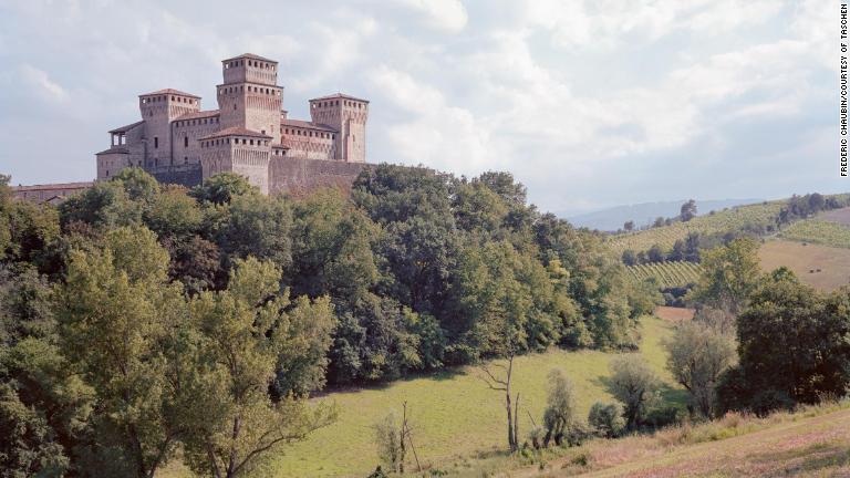 ５：１５〜１６世紀にイタリアにあったトレキアラの要塞は、もともとは貴族が住んでいたもので、建造から１００年後にギャラリーが追加された/Frédéric Chaubin/Courtesy of TASCHEN