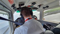 パイロットの操縦が目の前で見られるのはこのフライトの楽しみの一つ