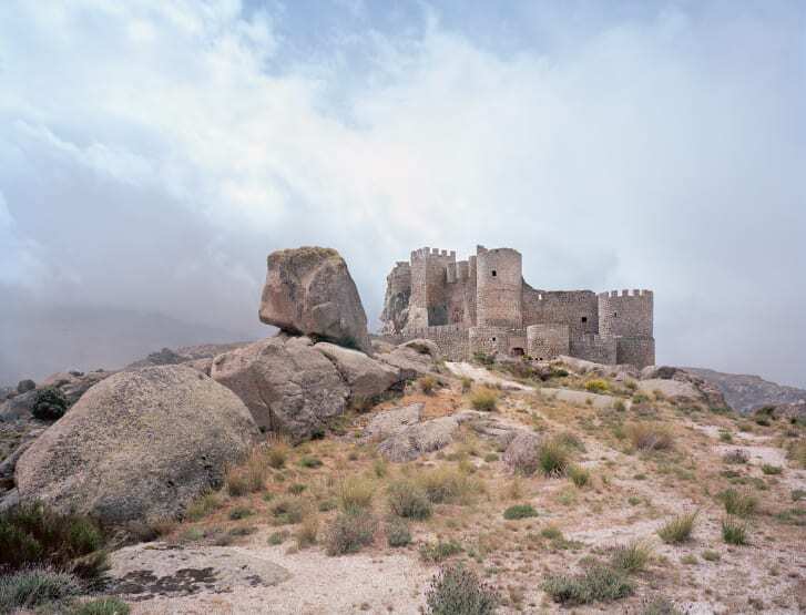 スペインの花崗岩の風景に溶け込むように見えるマンケオスペセ城/Frédéric Chaubin/Courtesy of TASCHEN