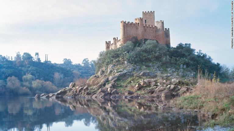 ９：ポルトガルにあるロマネスク様式のアルムーロル城は、イベリア半島におけるキリスト教の布教に大きな役割を果たしたテンプル騎士団が所有していた/Frédéric Chaubin/Courtesy of TASCHEN