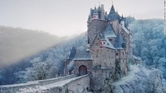 １：写真家のフレデリック・ショーバン氏は、新刊写真集に向け、本画像の中世ドイツのエルツ城をはじめとする２００以上の欧州の城を撮影した