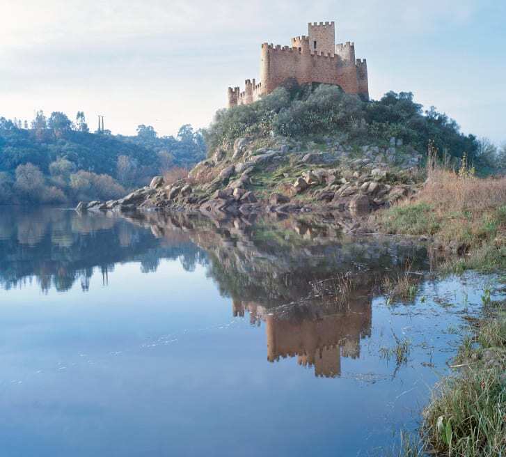 ポルトガルにあるロマネスク様式のアルムーロル城は、イベリア半島におけるキリスト教の布教に大きな役割を果たしたテンプル騎士団が所有していた/Frédéric Chaubin/Courtesy of TASCHEN