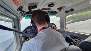 操縦士のすぐ後ろで小型機に揺られる「世界最短のフライト」を記者が体験