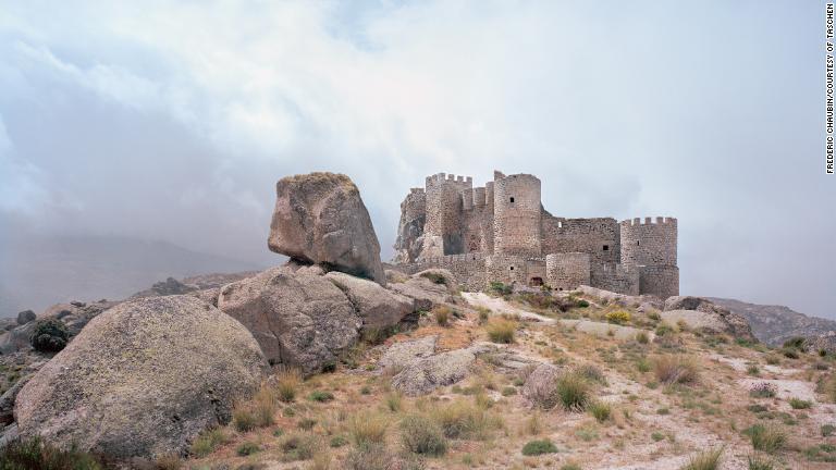 ８：スペインの花崗岩の風景に溶け込むように見えるマンケオスペセ城/Frédéric Chaubin/Courtesy of TASCHEN