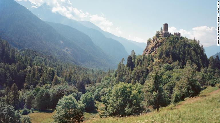７：１１～１５世紀のイタリアのグレイネス城には、有力なシャラン家が住んでいた/Frédéric Chaubin/Courtesy of TASCHEN
