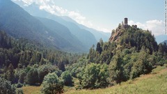７：１１～１５世紀のイタリアのグレイネス城には、有力なシャラン家が住んでいた