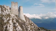４：１１〜１３世紀に建てられたイタリアのロッカ・カラッシオ城は、１５世紀に起きた地震で被害を受けた