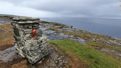 １９世紀に乱獲で絶滅したオオウミガラスに関連する記念碑。パパ・ウェストレー島は英国最後の生息地の一つだったことで知られる