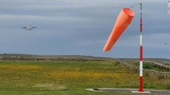 この日最後となる便がパパ・ウェストレー島の空港に戻ってくる