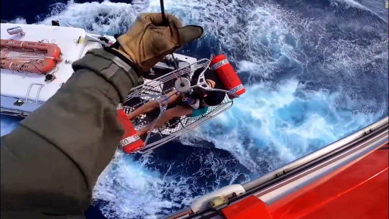 米沿岸警備隊がサメにかまれた男性をヘリコプターで引き上げる様子/USCG