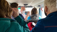 離陸前、ベテランパイロットのコリン・マカリスターさん（奥）から安全に関する簡単な説明を受ける