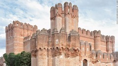 ３：ムデハル様式とゴシック様式が融合した１５～１６世紀のスペインのコカ城は、堀が意図的に乾燥するように設計されているのが特徴だ