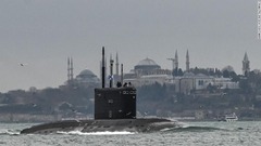 ロシア海軍のディーゼル・エレクトリック方式のキロ級潜水艦がトルコ・ボスポラス海峡を通過し黒海に入る＝１３日